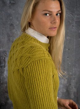 Damesweater i rib og snoninger