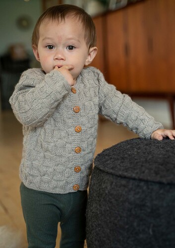Gratis strikkeopskrift på ternet babysweater