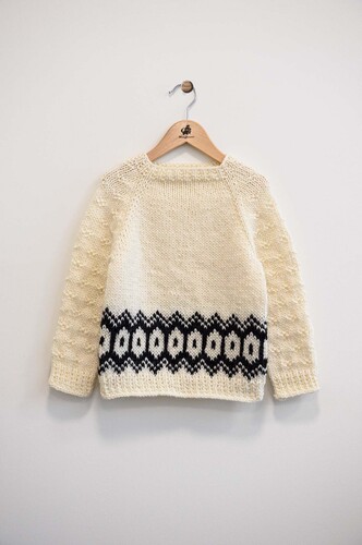 Gratis strikkeopskrift på en varm børnesweater, som har et flot fair-isle mønster.