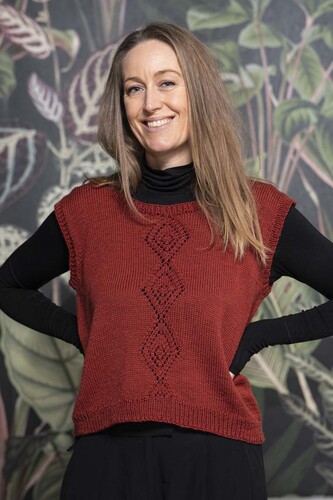 Gratis strikkeopskrift på en vest med dekorativt hulmønster på både for- og bagstykke. Strikkes i Bumbo Soft Merino Fine.