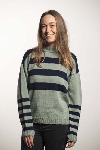 Gratis strikkeopskrift på en glatstrikket sweater med striber, som strikkes nedefra og op i blødt og lækkert uldgarn.
