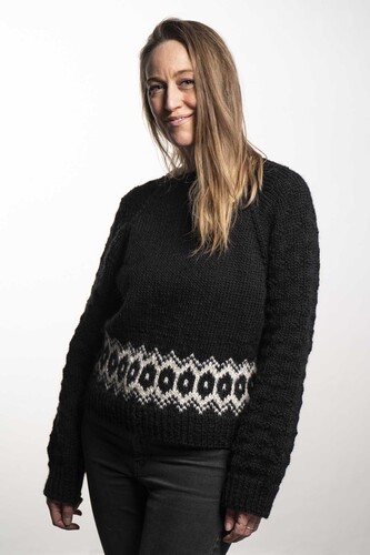 Gratis strikkeopskrift på en varm og tyk sweater med fair-isle mønster, som strikkes med raglanudtagninger. Strikkes i Bumbo Magic Unicolor.